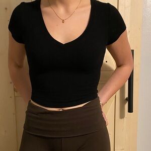 Bozzolo Black Short Sleeve V-Neck Ribbed Crop Top